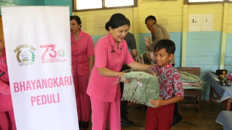 Kapolda Kaltara Singgah dan Makan Bersama Murid SDN 016 Tanjung Palas di Tengah Kunjungan Kerja   