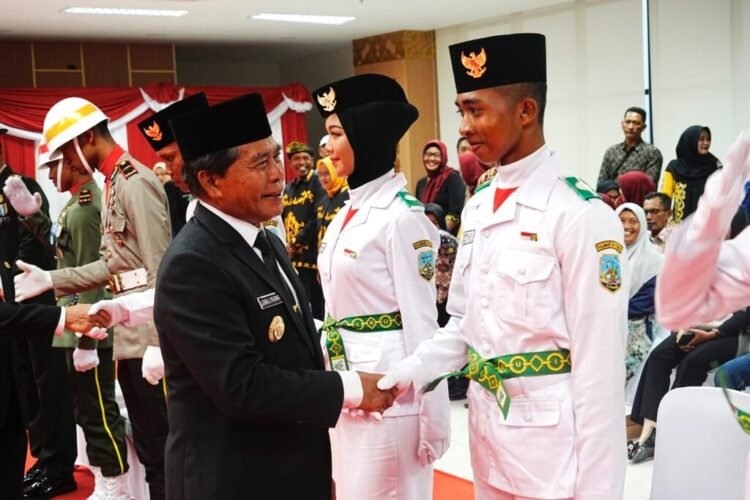 Gubernur Kukuhkan 38 Petugas Paskibraka Provinsi Kaltara 2025   