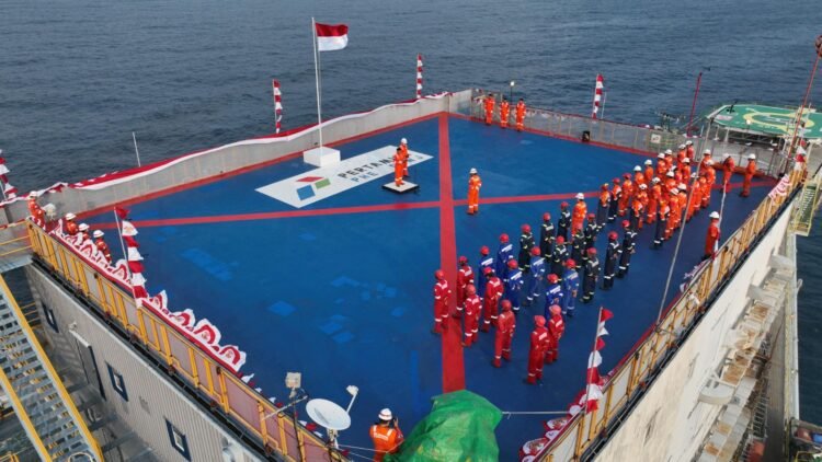 Gelar Upacara HUT RI Ke-80, Subholding Upstream Pertamina Kibarkan Sang Merah Putih di Perairan Indonesia