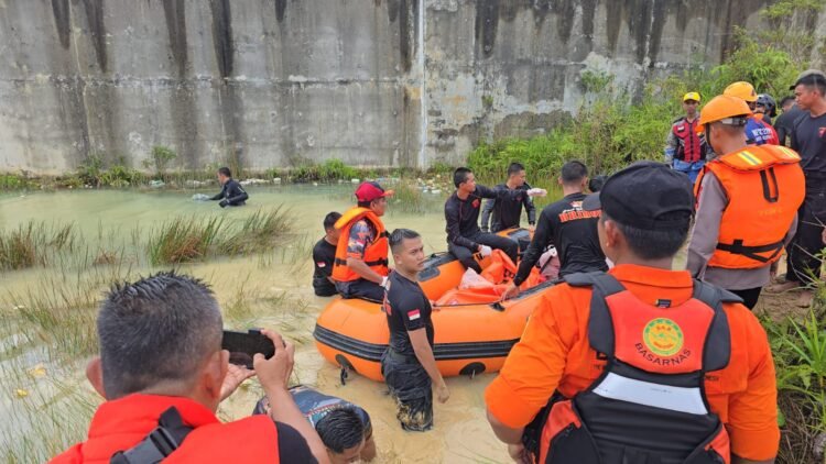 Tim SAR Batalyon C Pelopor Evakuasi Korban Tenggelam di Danau Pertalite