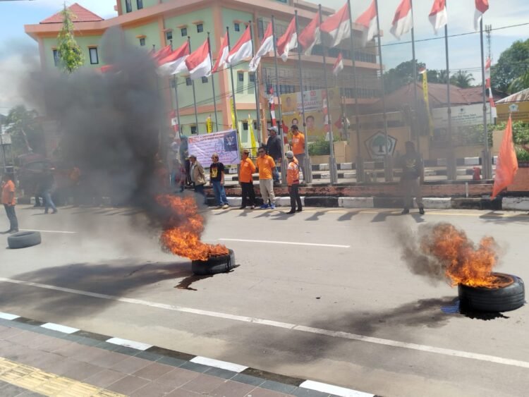 Buruh Kaltara Geruduk Kantor Gubernur, Suarakan Solidaritas Nasional