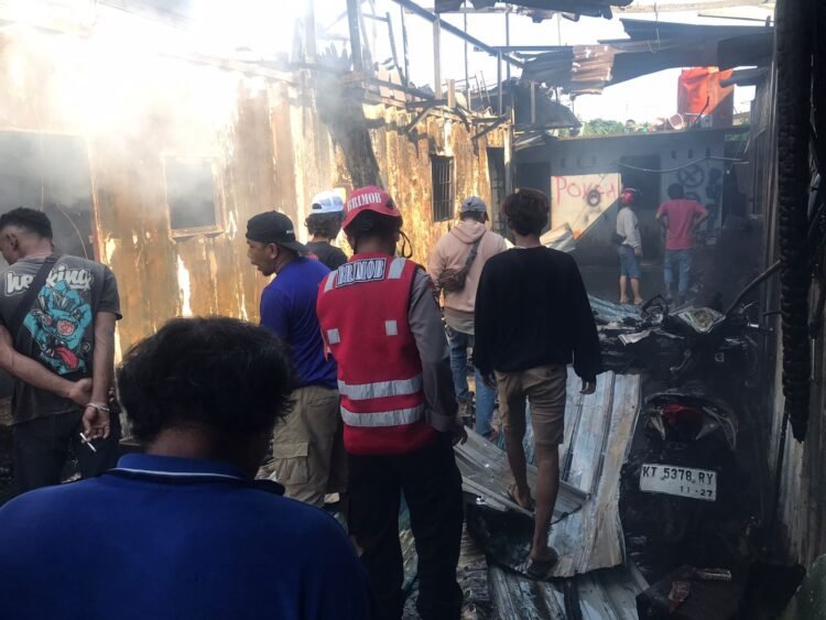 Tanggap Cepat, Brimob Samarinda Amankan TKP Kebakaran di Lok Bahu