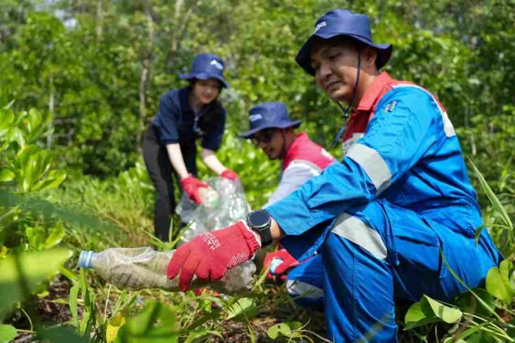 Ratusan Relawan Angkat 637 Kg Sampah, PT KPB Dorong Kolaborasi dengan Pemerintah dan Masyarakat Jaga Biodiversitas Pesisir