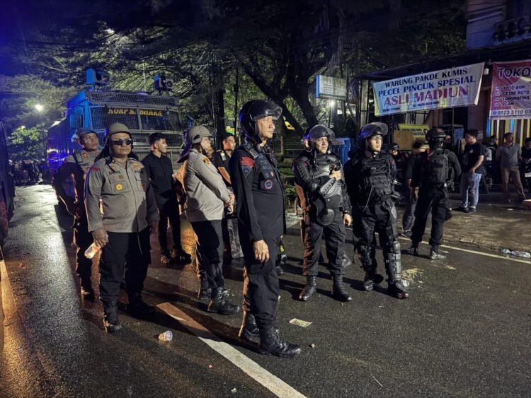 Dansat Brimob Dampingi Kapolda Kaltim Monitor Pengamanan Unjuk Rasa di Samarinda