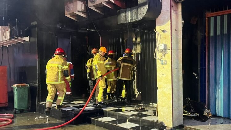Aksi Cepat Batalyon A Pelopor Evakuasi Kebakaran Ruko dan Kafe di Balikpapan