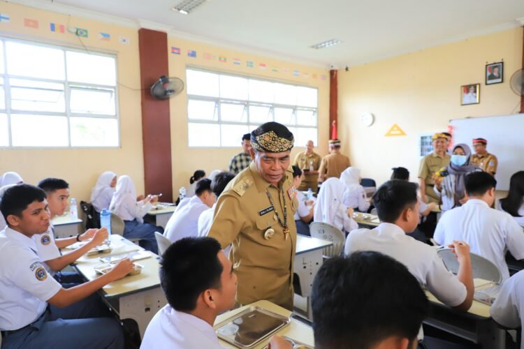 Tinjau Pelaksanaan MBG di SMAN 1 Tanjung Selor, Gubernur Pastikan Distribusi Lancar