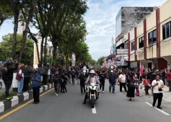 Ratusan Massa Bergerak ke Kantor DPRD dan Wali Kota Balikpapan   