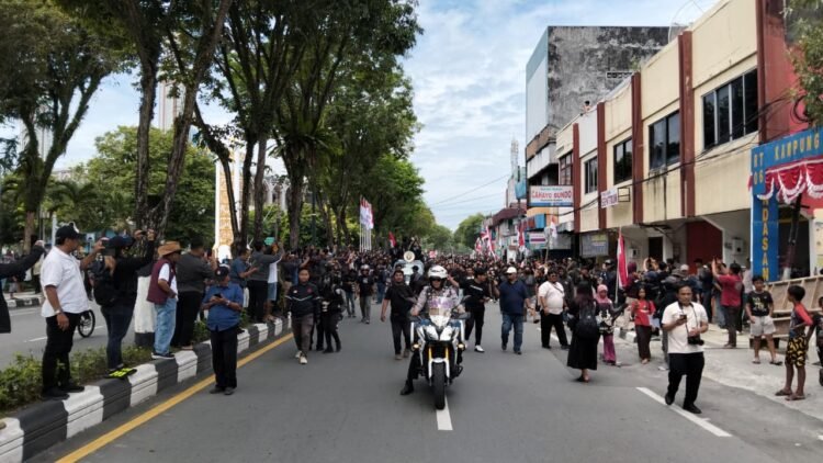 Ratusan Massa Bergerak ke Kantor DPRD dan Wali Kota Balikpapan