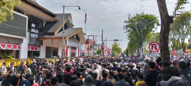 Massa Desak Pemerintah Atasi Banjir hingga Kenaikan PBB
