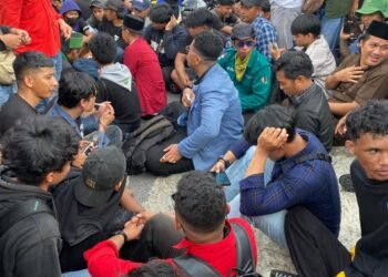 DPRD Tarakan Duduk Lesehan Terima Aspirasi Massa Aliansi Utara   