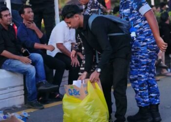 Aksi Demo di Balikpapan Ditutup dengan Bersih-Bersih Bersama Aparat