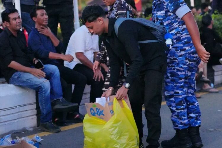 Aksi Demo di Balikpapan Ditutup dengan Bersih-Bersih Bersama Aparat