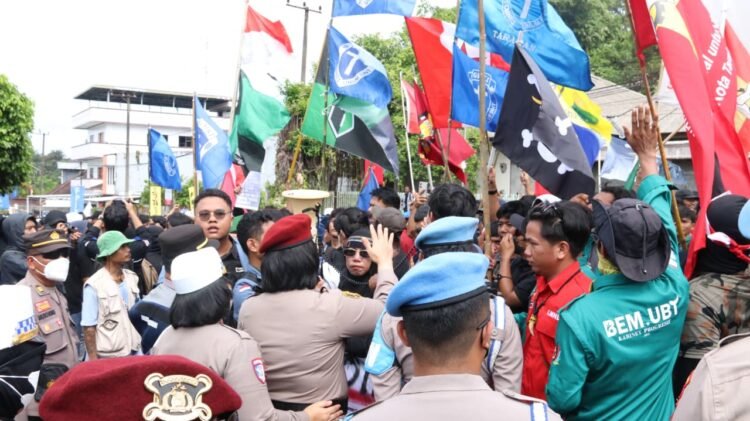 Kapolda Kaltara Pimpin Pengamanan Aksi Unjuk Rasa di Kantor DPRD Tarakan