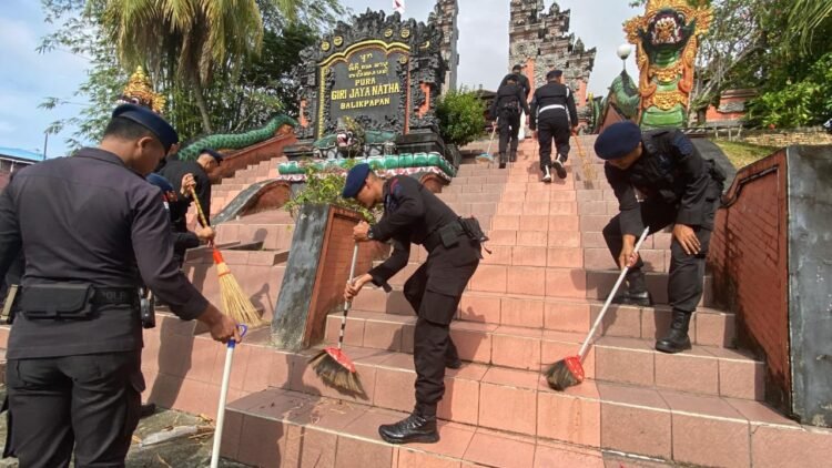 Batalyon A Pelopor Brimob Kaltim Gelar Karya Bakti di Pura Giri Jaya Natha, Tumbuhkan Toleransi Beragama