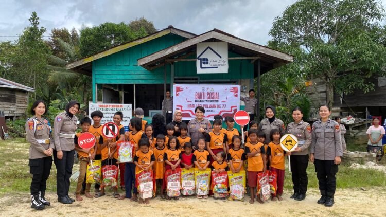 Polwan Polda Kaltara Gelar Bakti Sosial di Desa Apung dalam Rangka Hari Jadi Polwan ke-77