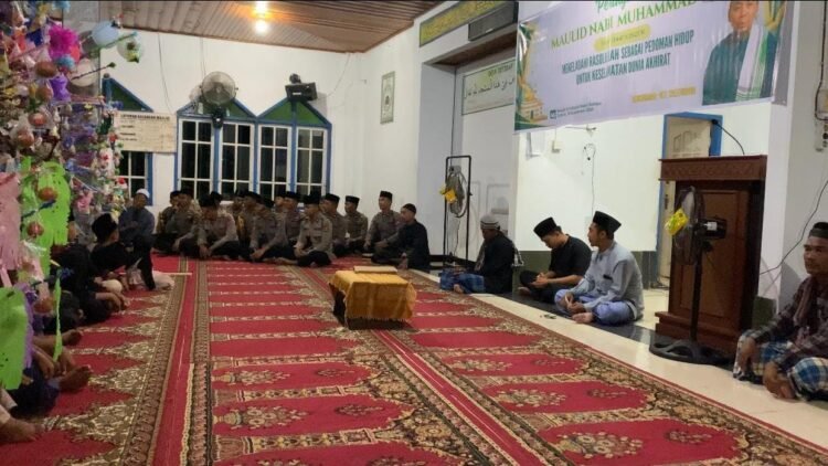 Personel Ditsamapta Polda Kaltara Tampil Sebagai Tim Hadrah dalam Peringatan Maulid Nabi di Masjid Al Hidayah