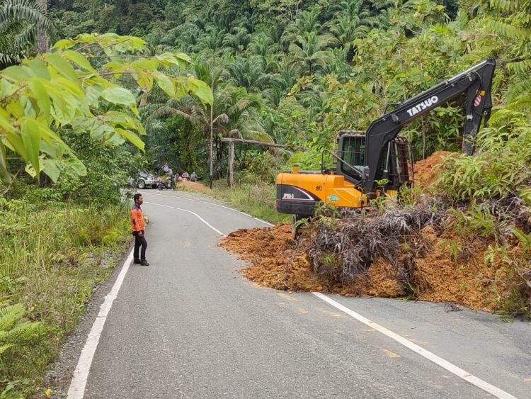 Jalan Poros Baratan–Tanjung Palas Kembali Normal Setelah Longsor