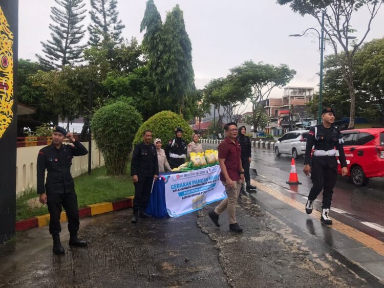 Brimob Kaltim Gelar Gerakan Pangan Murah, 250 Karung Beras SPHP Ludes Diserbu Warga