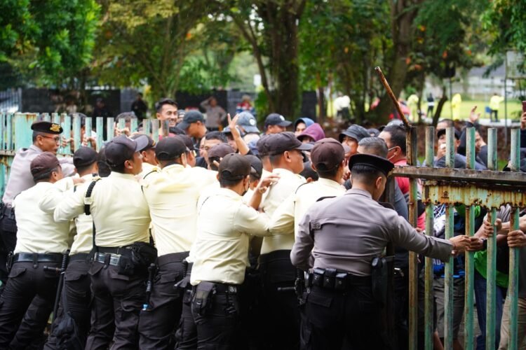 Terjunkan 350 Personel Gabungan, Brimob Polda Kaltim dan Security PT KPI Unit Balikpapan Atasi Kerusuhan Pada Simulasi Pengamanan Obvitnas