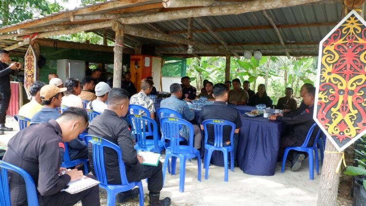 Brimob Polda Kaltim Gelar Jum’at Curhat Bersama Tokoh Masyarakat Karangjoang Balikpapan Utara