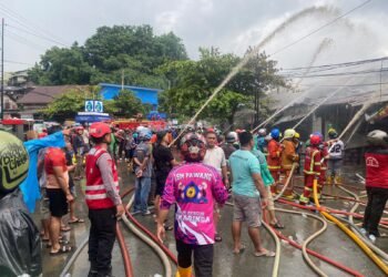 Sigap Tangani Kebakaran, Tim Respon Bencana Brimob Polda Kaltim Bantu Padamkan Api di Kinibalu Samarinda