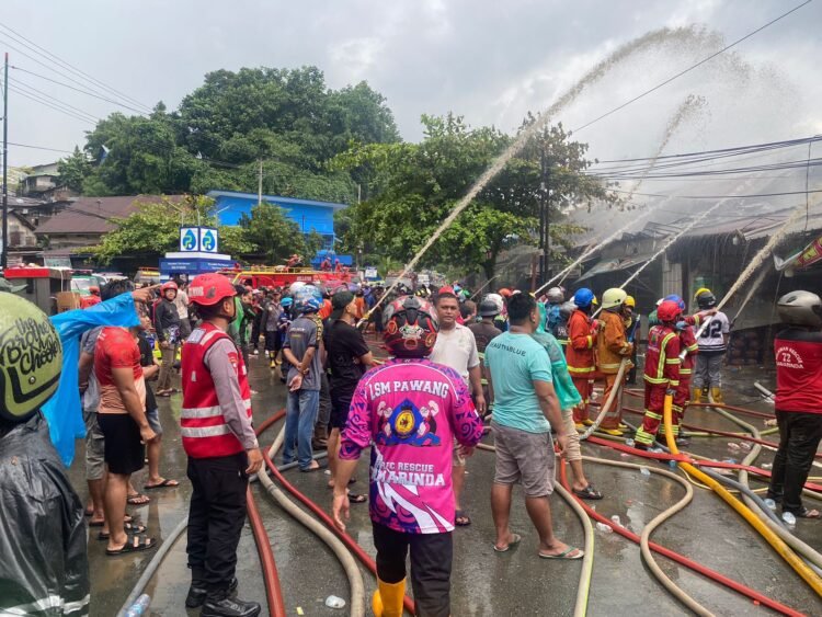 Sigap Tangani Kebakaran, Tim Respon Bencana Brimob Polda Kaltim Bantu Padamkan Api di Kinibalu Samarinda