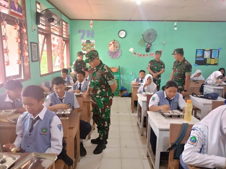 795 Siswa SMPN 1 Tanjung Selor Terima Makan Bergizi Gratis, Danrem Langsung Pantau