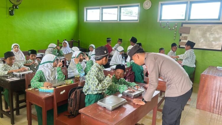 Polsek Tanjung Palas Utara Kawal Distribusi Makan Bergizi Gratis untuk 3.065 Siswa