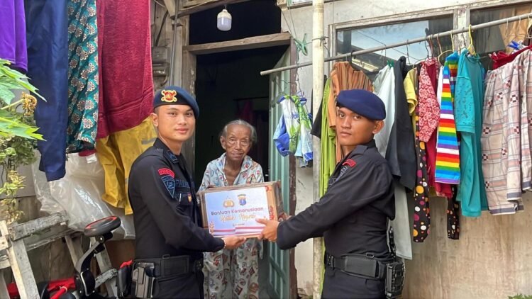 Batalyon A Brimob Kaltim Gelar Jumat Berkah, Bagikan Sembako ke Warga Balikpapan