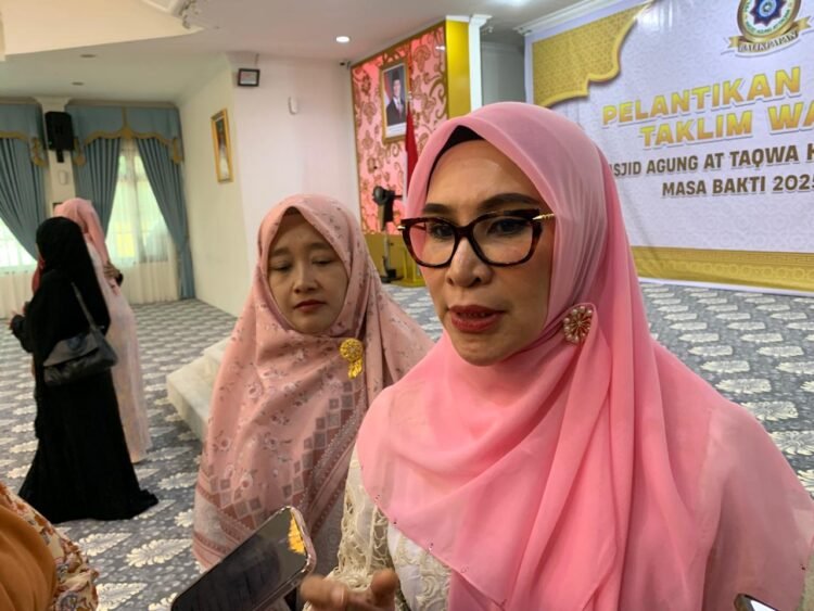 Hj. Nurlena Lantik Pengurus Baru MTW Masjid Agung At Taqwa Balikpapan   