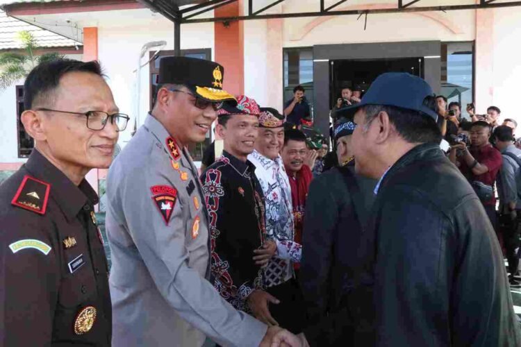 Kapolda Kaltara Hadiri Penjemputan Rombongan Komisi II DPR RI Di Bandara Juwata Tarakan
