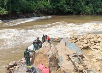 TNI dan BPBD Hancurkan Batu di Sungai Bahau, Buka Jalur Transportasi Pedalaman