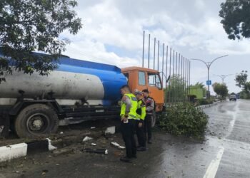 Patroli Sat Samapta Tangani Laka Lantas Truk Pengangkut Solar    