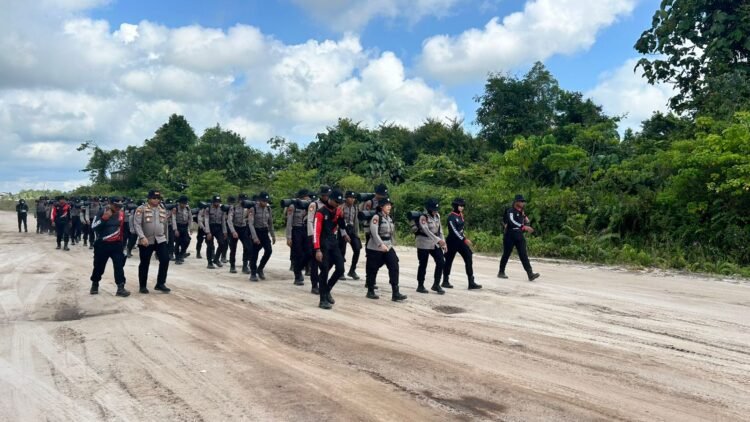 Direktorat Samapta Polda Kaltara Kukuhkan Baja AK 52/56 Lewat Tradisi Pembaretan di Tanah Kuning