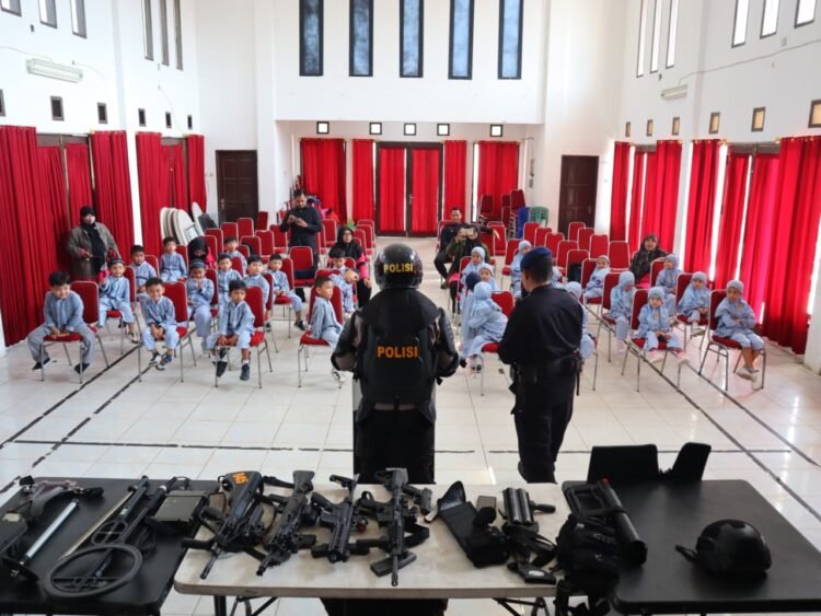 Brimob Batalyon B Pelopor Sambut Kunjungan Edukasi TK Az Zahro Samarinda
