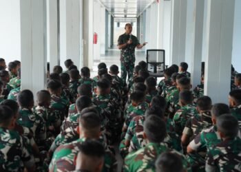 Silaturahmi Penuh Keakraban, Komandan Brigif TP 85/BTC Berinteraksi Langsung dengan Personel Yonif TP 826/BTB