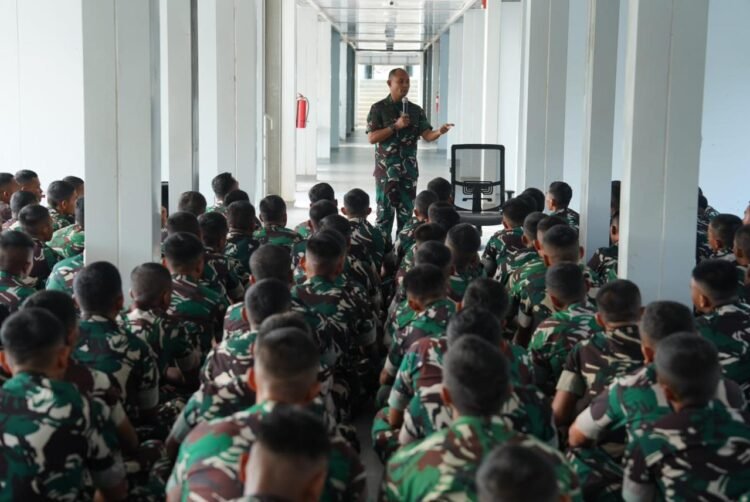 Silaturahmi Penuh Keakraban, Komandan Brigif TP 85/BTC Berinteraksi Langsung dengan Personel Yonif TP 826/BTB