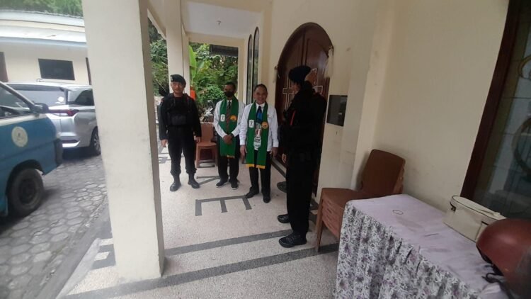 Batalyon A Brimob Kaltim Patroli Dan Amankan Ibadah Gereja Hari Minggu