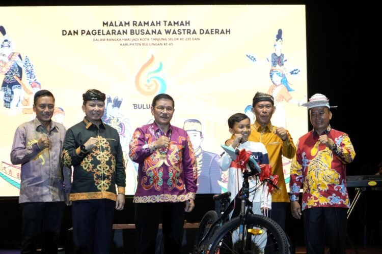 Meriahkan Malam Ramah Tamah HUT Kabupaten Bulungan dan Tanjung Selor, Wagub Bagikan Doorprize     