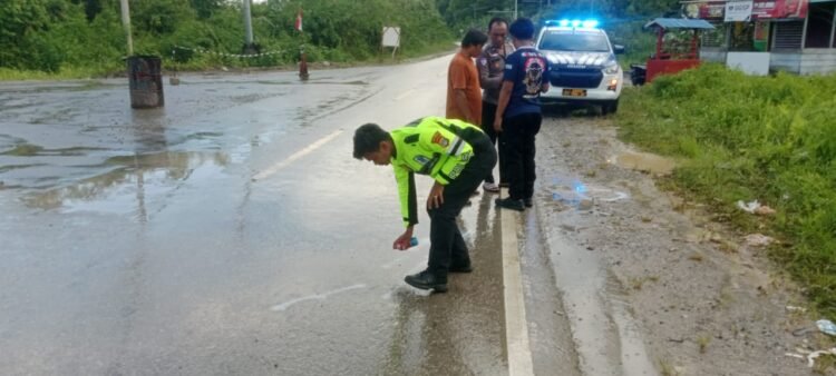 Satu Tewas, Dua Luka-luka Akibat Tabrakan Motor dan Truk di Simpang Tiga Bulu Perindu   