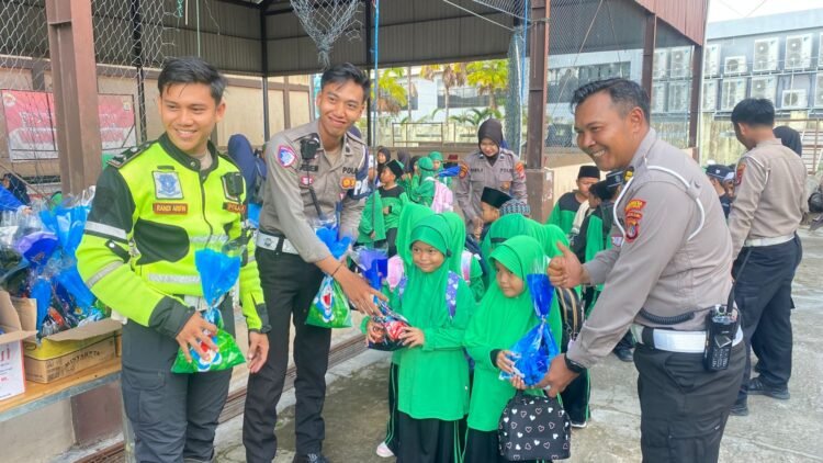 Anak-anak SDIT Nurul Hikmah Belajar Tertib Berlalu Lintas Bersama Sat Lantas   