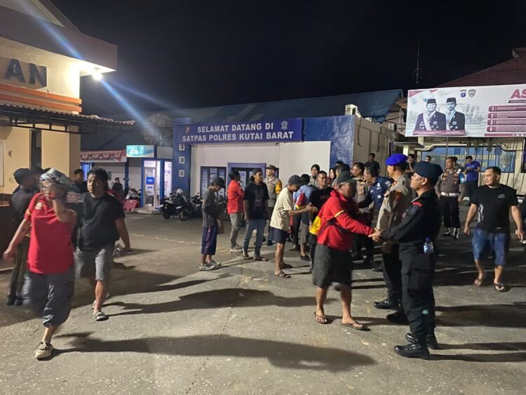Amankan Penegakan Hukum di Kutai Barat, Brimob Kaltim BKO Polres Kubar Hadapi Dinamika TBBR