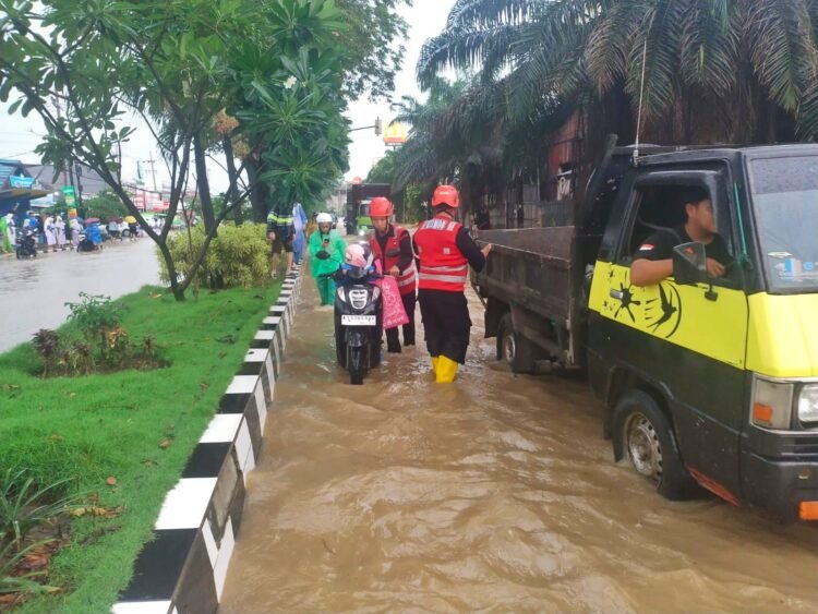 Tim Respon Bencana Brimob Polda Kaltim Evakuasi Warga Terdampak Banjir di Samarinda