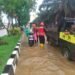 Tim Respon Bencana Brimob Polda Kaltim Evakuasi Warga Terdampak Banjir di Samarinda