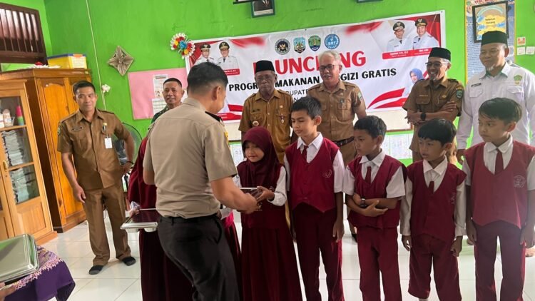 Dukung Generasi Sehat, Polresta Bulungan Hadiri Peluncuran Makanan Bergizi Gratis di SDN 009 Tanjung Palas