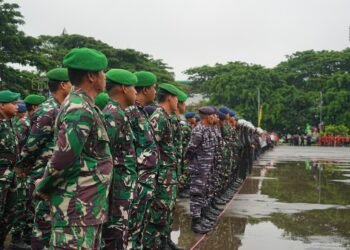 Pangdam VI/Mulawarman Hadiri Apel Gelar Pasukan Sispamkota, Wujud Soliditas TNI-Polri Jaga Kondusivitas Wilayah Kaltim   
