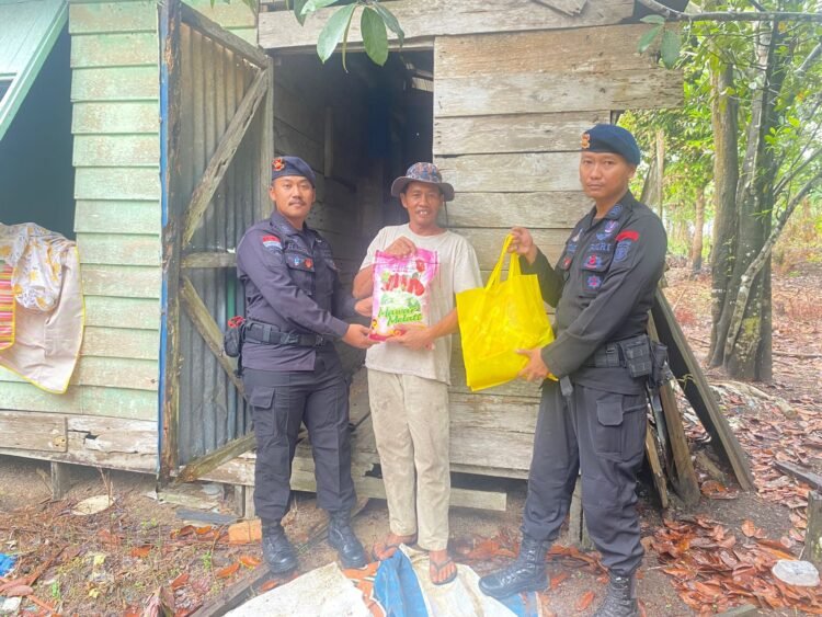 Bakti Brimob untuk Negeri: Jumat Berkah Sapa Warga Tanjung Redeb Berau
