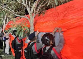 Tim SAR Satuan Brimob Polda Kaltara Bantu Dirikan Tenda Darurat di RSUD Jusuf SK Pasca Gempa Bumi Tarakan