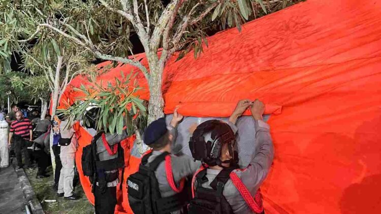 Tim SAR Satuan Brimob Polda Kaltara Bantu Dirikan Tenda Darurat di RSUD Jusuf SK Pasca Gempa Bumi Tarakan