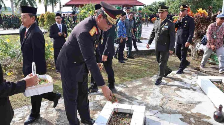 Kapolda Kaltara Hadiri Upacara Ziarah Dalam Rangka Memperingati Hari Pahlawan